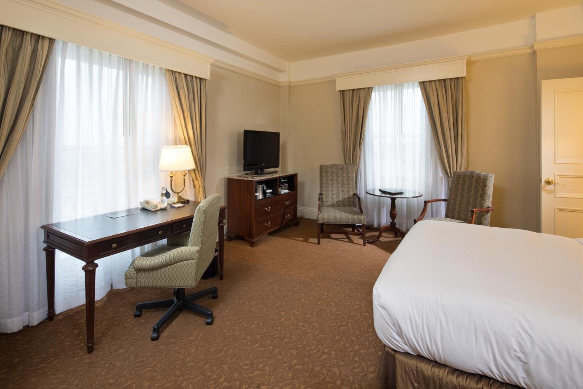 Queen Room with Roll-In Shower - Disability Access